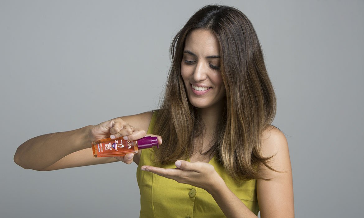 ¿Vas a acudir a una herramienta de calor? Pues en tu orden de productos para el cabello no te olvides sumar un protector térmico como el Sérum Stop Frizz Dream Long de L’Oréal Paris.